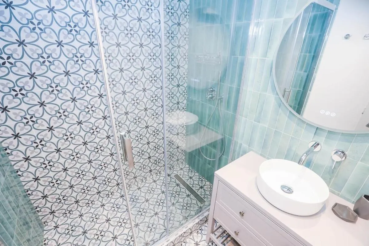 Fabulous Green 2-Room Apartment In The Center Of Grasse Fransa